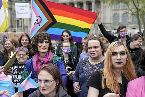 Demonstranti poadují zákon na ochranu práv transgender komunity ped budovou...