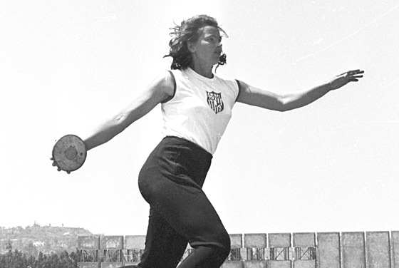 Olga Fikotová Connollyová v roce 1964 bhem tréninku na univerzit UCLA