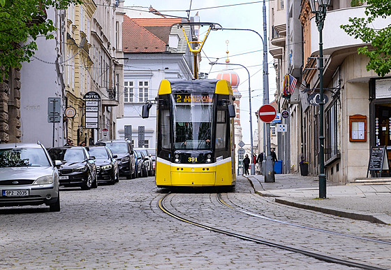 Kvli rekonstrukci tramvajové trati na jiní stran námstí Republiky v Plzni...