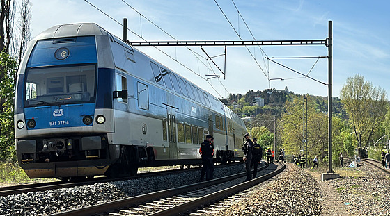 Osobní vlak srazil v Hluboepích lovka (12. dubna 2024)