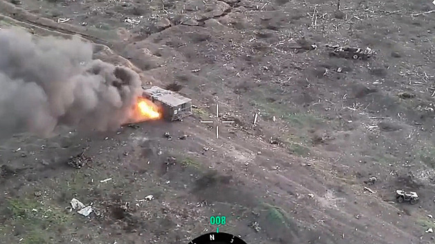 VIDEO: Rusové útočili v náklaďáku Ural. Najel na minu, posádku dobily drony
