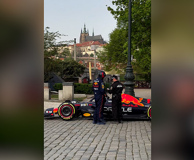 VIDEO: Formule Red Bull v centru Prahy. Falešný strážník vypsal pilotům pokutu