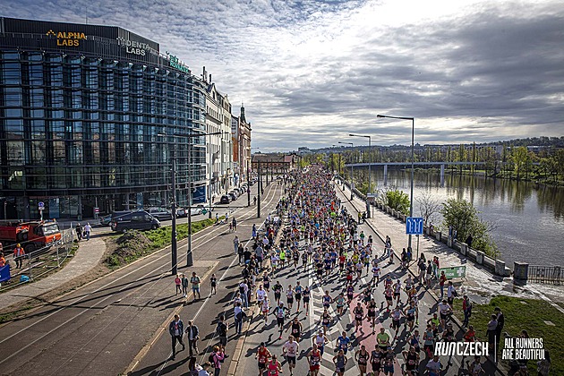 Posílili jsme opatření, tvrdí pořadatel maratonu. Minule závodníci kolabovali