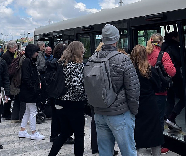 Chaos, přeplněné autobusy nestíhají. Na Letné se opravuje trať, lidé nadávají