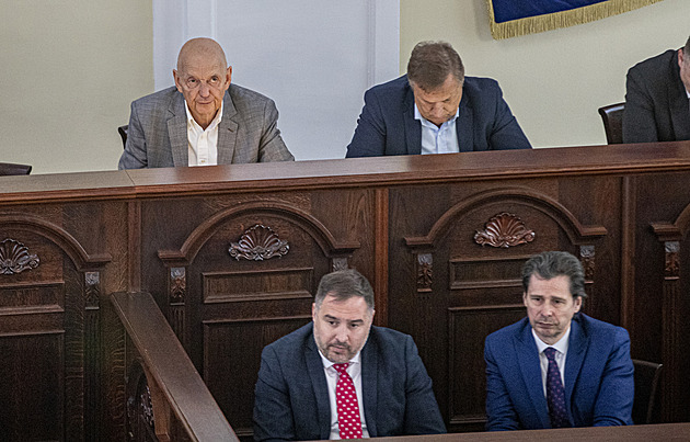 Mimoádné zasedání zastupitelstva Jihomoravského kraje. Zleva nahoe Jií Crha...