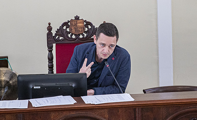 Hejtman Jan Grolich na mimoádném zasedání zastupitelstva Jihomoravského kraje....