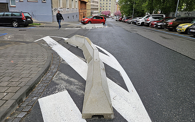 Jeden zákaz nestačil. V Brně na vyšrafovaná místa přidali betonové zátarasy