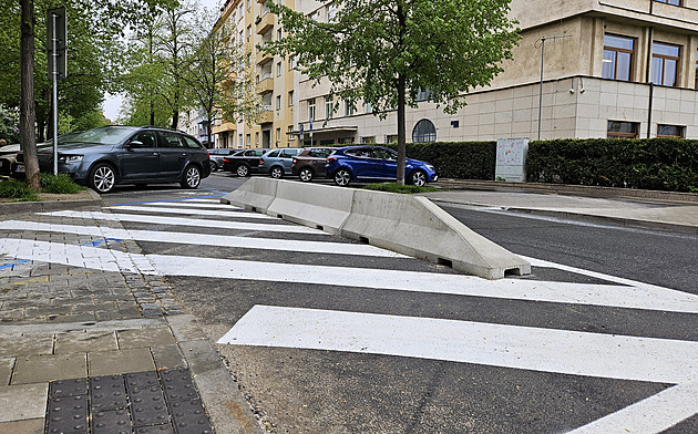 Zákazy nestačí, proti parkování v centru Brna poslouží betonové květináče