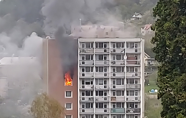 V Železném Brodě hořel byt v panelovém domě, tři lidé se zranili