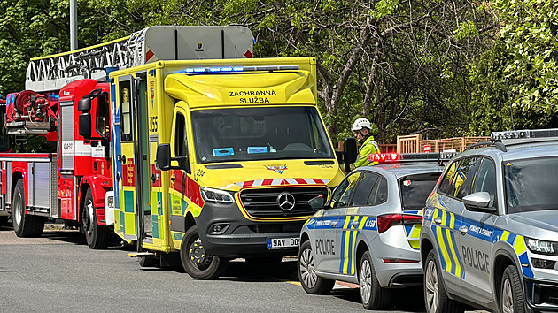 Ze silničního nadjezdu ve Zlíně skočil muž, podle svědků spáchal sebevraždu