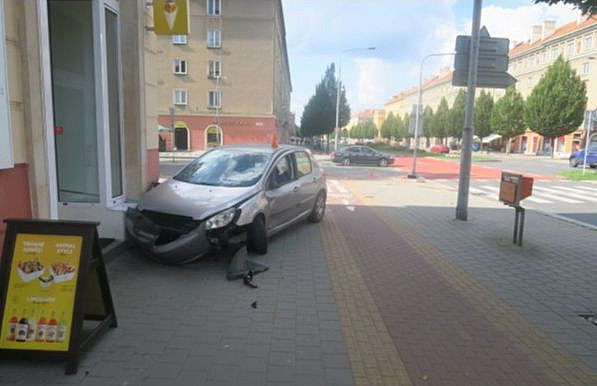 Při honičce s policisty opilý naboural do sloupu a srazil chlapce, hrozí mu osm let