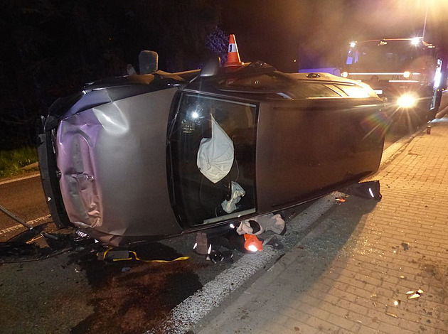 Mladý řidič se vyhýbal zvířeti, narazil do zdi a plotu. Auto skončilo na boku