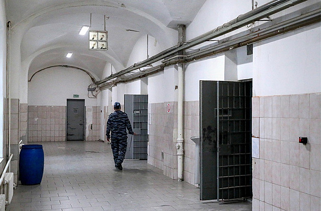 Rusové testují robotické bachaře. Lidi nejsou, vězně nemá kdo hlídat