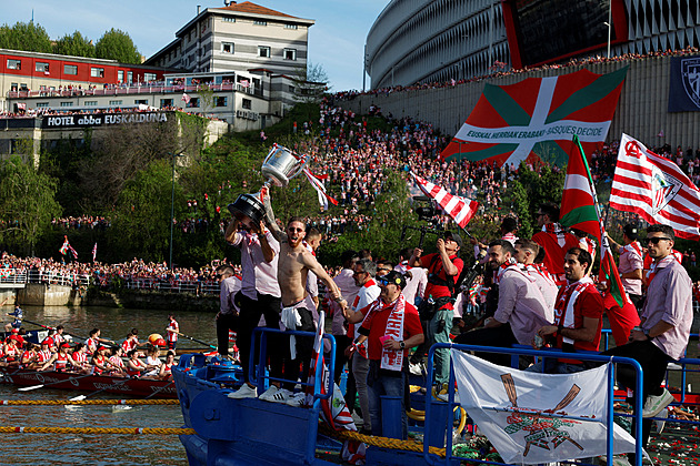 OBRAZEM: Jak oslavit trofej? Na lodích! V Bilbau po čtyřiceti letech ožila tradice