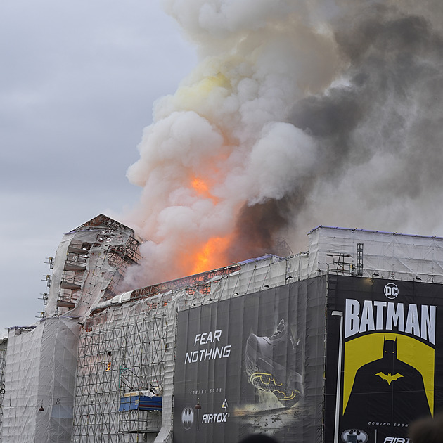 Budovu burzy v Kodani zachvátil požár, její věž se zřítila