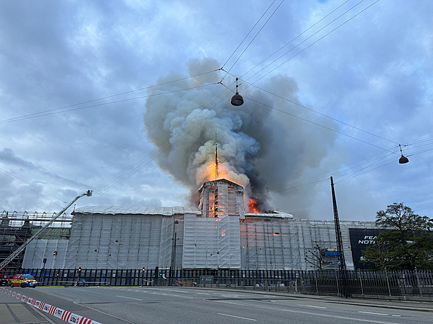 „Je to náš Notre-Dame.“ Budovu burzy v Kodani zachvátil požár, věž se zřítila