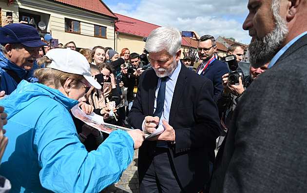 Z Vrbětic prezident odváží nářky, z Ostrožské Lhoty slivovici. Uvítání ho dojalo