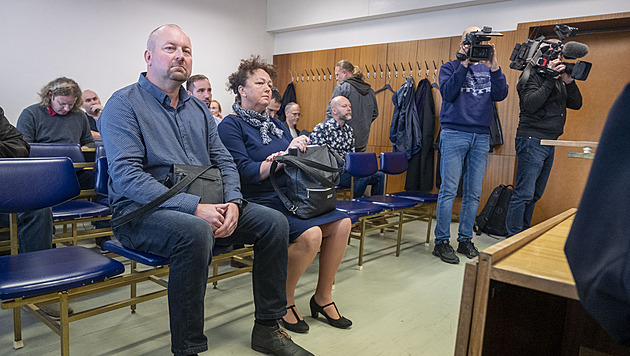 Velitel hasi Jií Pochyla a pracovnice odboru ivotního prostedí ronovské...