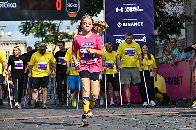 Ruský útok ji připravil o nohy, i tak 12letá Ukrajinka běžela Bostonský maraton