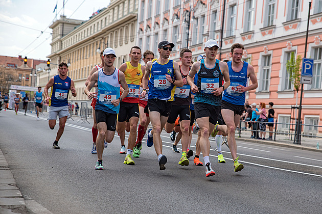 OBRAZEM: Radost Hrochové, triumfy Keňanů. Pardubice hostily půlmaraton