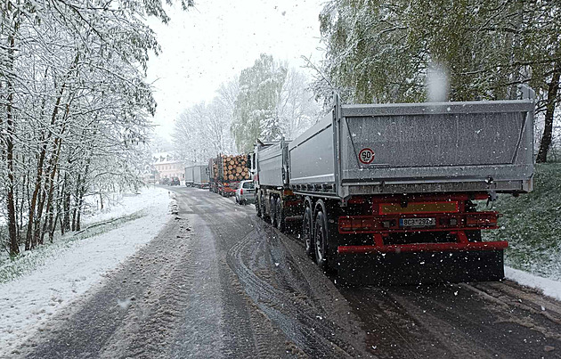 Snen komplikovalo ve tvrtek rno dopravu na Lipensku. Snmek je z Pihlova ze silnice spojujc Horn Planou a Volary. (18. dubna 2024)