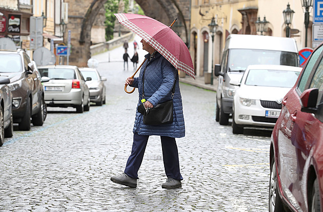 Česko zchladí studená fronta. Přinese přízemní mrazíky a do hor sněžení