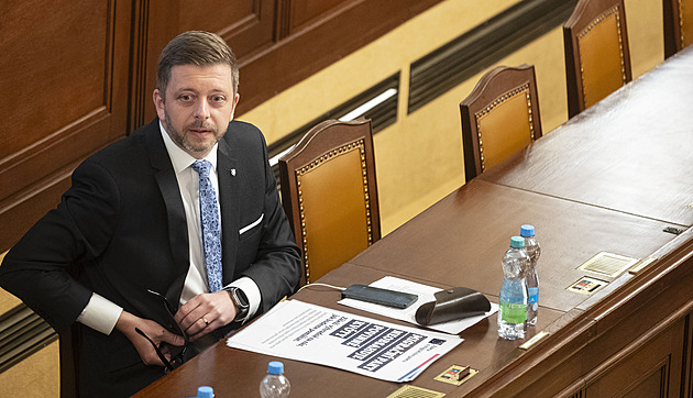 Štváči! Podvod! Okamura a Konečná v debatě spílali Rakušanovi s Bartošem