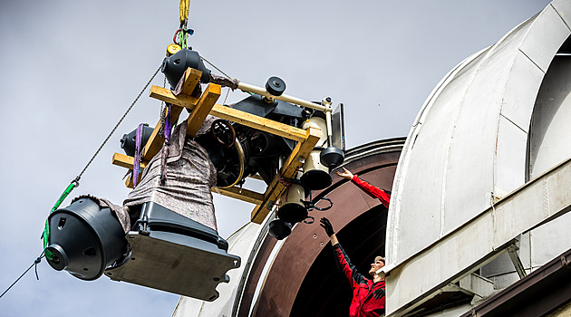 Po sto letech užívání byla nutná oprava. Teď obří dalekohled vrátili do hvězdárny