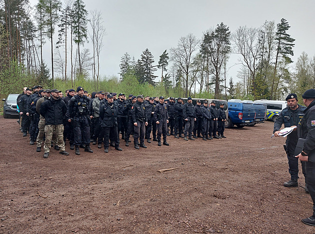 Sto policistů pročesalo Broumovsko, hledali roky pohřešovanou „parukářku“