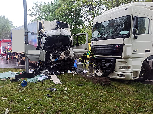 Výpadovku z Pardubic na Přelouč ráno uzavřel čelní střet dvou nákladních aut