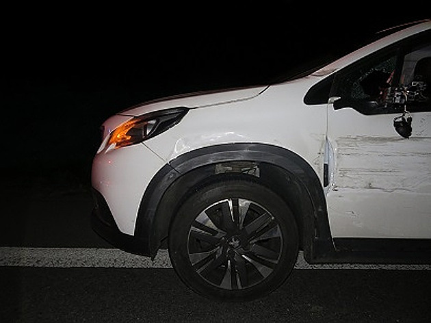 Řidič u Litomyšle nezvládl předjíždění, vozu v protisměru odřel celý bok a ujel
