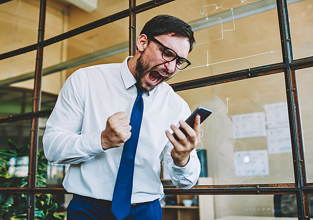 Mobily začínají vadit. Obec u Paříže je zakázala, v Nizozemsku nesmějí do škol