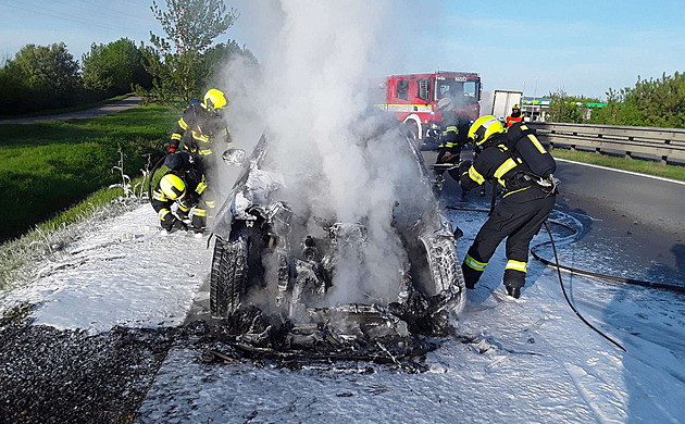 Na dálnici D1 u Vyškova směrem na Ostravu omezil dopravu požár auta