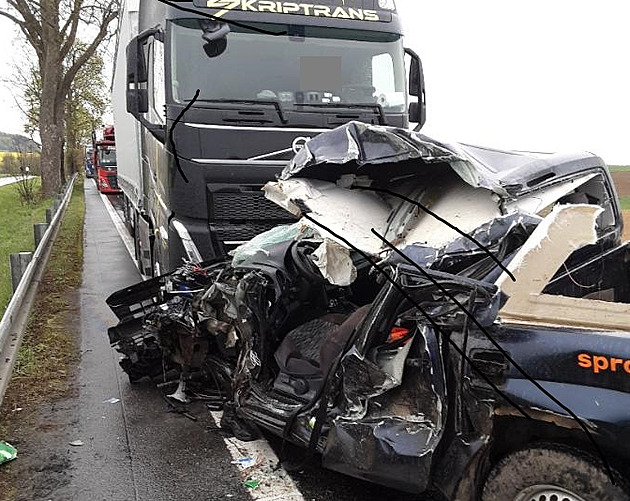 Čelní srážka s kamionem pick-up sešrotovala, jeho řidič se vážně zranil