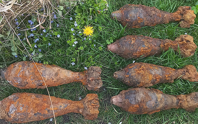Pyrotechnici dvakrát jeli do Hukvald, na zahradě se našly dělostřelecké miny
