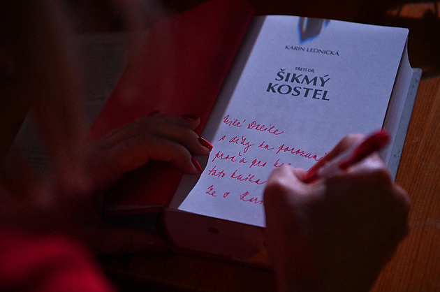 Šikmý kostel od Karin Lednické? Román s duší, který se stal fenoménem