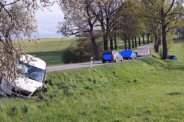 Jednasedmdesátiletý řidič předjížděl, zabil ho náraz do protijedoucího vozidla