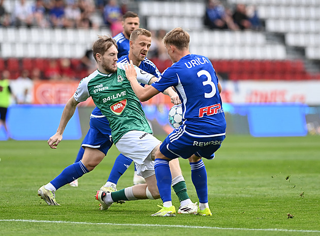 KOMENTÁŘ:  Napíchnuté prasečí hlavy před stadionem. Za čarou. Proč?