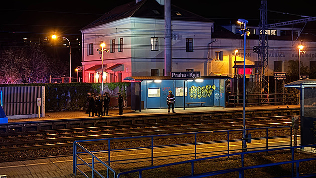 Ve stanici v pražských Kyjích srazil vlak dva lidi, jsou v péči záchranářů