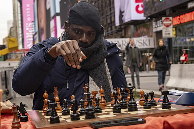 58 hodin v kuse. Nigerijský šampion překonal světový šachový rekord