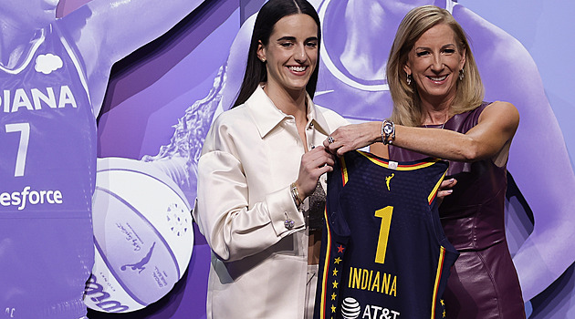 Jedničkou draftu WNBA se podle očekávání stala Clarková, jde do Indiany