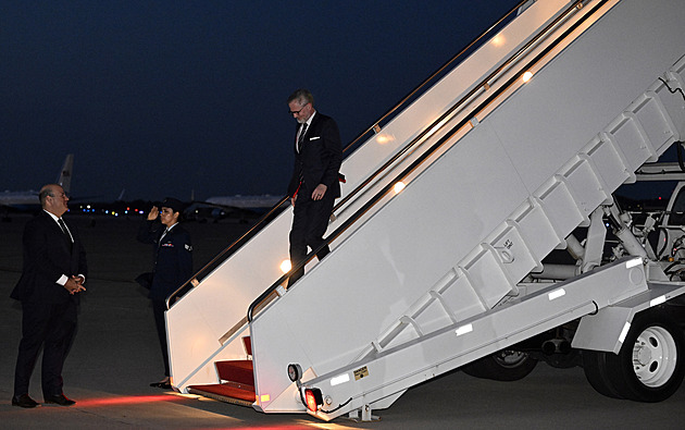 Premiér Petr Fiala přiletěl do Washingtonu. Čeká ho jednání s Bidenem