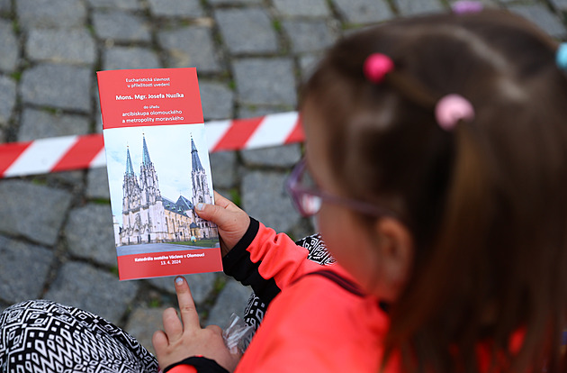 V Olomouci uvedli do funkce nového arcibiskupa. Obřadu přihlížely tisíce lidí