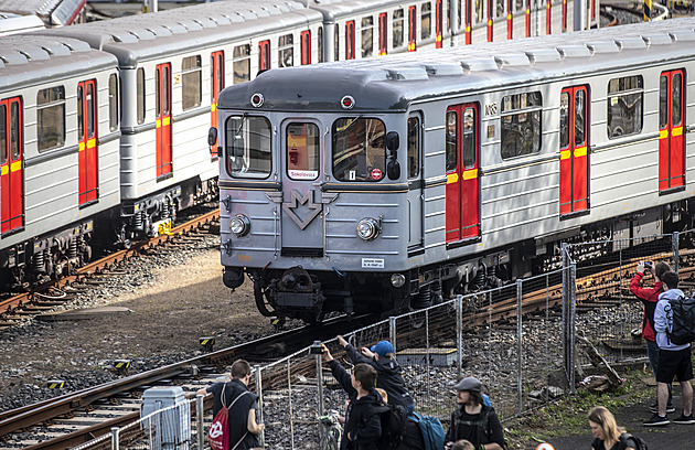 Celodenní vystavení souprav na zhlaví Depa Kaerov u píleitosti 50. výroí...