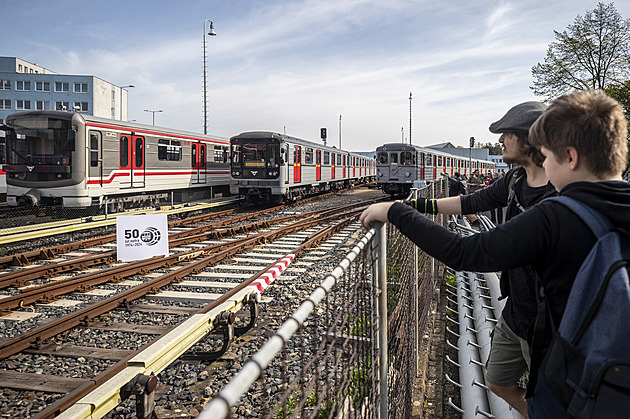 OBRAZEM: Pražské metro slaví 50 let. Dopravní podnik ukázal všechny soupravy