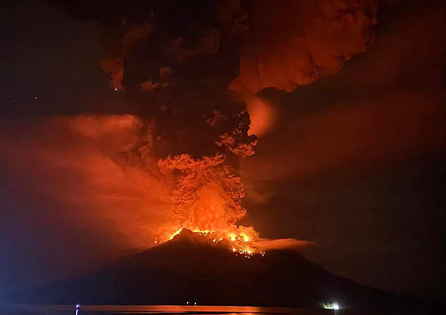 Po erupcích sopky hrozí v Indonésii vlna tsunami, obyvatelé se evakuují