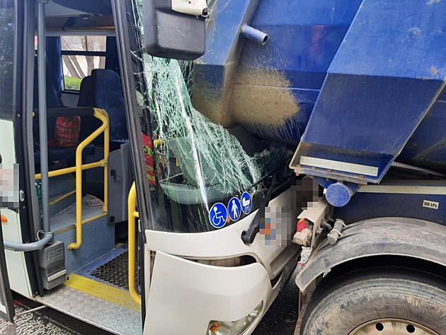 Autobus zezadu narazil do náklaďáku, čelní sklo se rozbilo o korbu