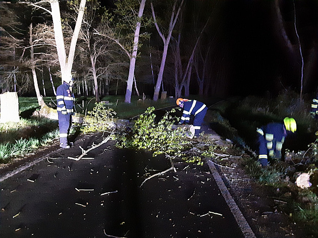 Vítr po celém Česku lámal stromy a zastavil vlaky. Poryvy shodily i posed