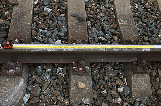 Na koleje u Hradce někdo nastražil kameny, spěšné vlaky tam jely stovkou