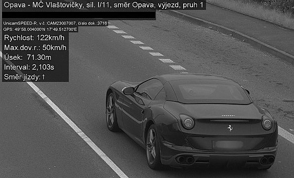 idi Ferrari se obcí Vlatoviky u Opavy prohánl rychlostí 122 km/h.